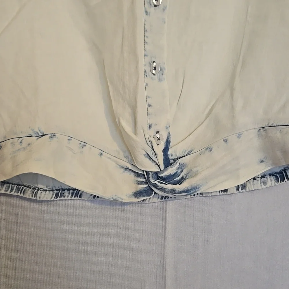 Kut from the Kloth Light Wash Cropped Button-Up Shirt Sz XS NWT - Picture 4 of 7